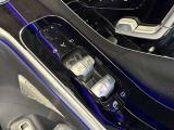 メルセデスのシートは、少し硬めに出来ておりますので、長時間の運転でも疲れにくく、安全にドライビングをお楽しみ頂けます