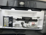 トランクルームには工具とパンク修理キットがあります。