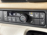 【オートエアコン】一度お好みの温度に設定すれば、車内の温度を検知し風量や温度を自動で調整。暑い&hellip;寒い&hellip;と何度もスイッチ操作をする必要はありません。快適な車内空間には必須の機能ですね♪