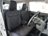 【清潔感のある運転席&助手席】隅々までクリーニングの行き届いた運転席&助手席。目立ったシミや汚れ等もございません。快適なドライブをどうぞ。
