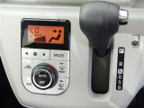 オートエアコンは、常にお好みの温度に調整ができ車内を快適な空間に保ってくれます。
