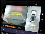 パノラミックビューモニター。車両を上から見たような映像を表示。運転席から目視しにくい車両周囲の状況をリアルタイムで確認できます。