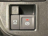 指先だけで簡単に操作が可能な電動パーキングブレーキを採用。「HOLD」スイッチを押すと、渋滞や信号待ちなどでブレーキペダルから足を離しても、ブレーキを保持するので安心です