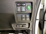 【両側スライドドア】運転席からのボタン操作でスライドドアの開閉操作が可能です。各種安全装備がドライブをサポートします。