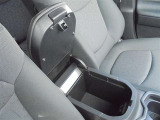 運転席と助手席の間にドリンクホルダーと収納があります!