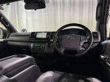 運転の際、常に目にする部分だけにシックで飽きのこないデザインが良いですね。