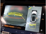 パノラミックビューモニター。車両を上から見たような映像を表示。運転席から目視しにくい車両周囲の状況をリアルタイムで確認できます。
