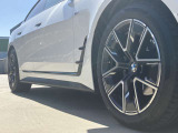 BMW純正アルミホイールです。納車時にはアルミホイールコーティングも承っております!是非ご検討下さいませ。