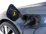 専用コードを接続するだけで簡単に充電が行えます。プラグインハイブリッドモデルT6 AWD PHEVは、走行中の充電のほか、自宅などに設置された充電機器からの充電が可能です。