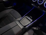 運転中にハンドルから手を離したり前方から目を逸らしたりすることなく、安全に各機能を操作する事ができます。