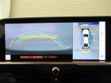 パノラミックビューモニターを装備。車を真上から見るように周囲を確認できます。機能の詳細は販売店スタッフまでお尋ねください。