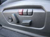 運転席メモリー付きフロント電動シート装備。