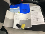 取扱説明書やメンテナンスノートもそろっています。スマートキーは荷物を持っている時でも、キーを取り出さずドアの施錠・開錠ができます。