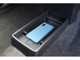 前席中央足元にトレーが付いて小物が置けます。(スマホはシャープAQUOSSH-53D)
