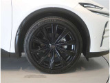 純正のアルミホイール装着車です。タイヤサイズは235/45R21です。