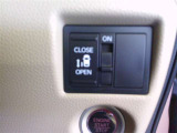助手席側スライドドアはパワースライドドアです!両手がふさがっている時等にはとっても便利ですよね!!