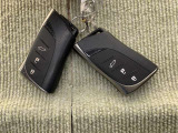 手荷物が多いときでも、スマートキーをバッグやポケットに携帯していれば、キーを取り出すことなくドアの解錠・施錠ができます