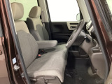 女性でも運転がしやすいように、シートの高さ調整機能(シートリフター)がついています。運転席と助手席の間が空いている為、助手席側への移動がスムーズです。交通量の多い道でも助手席側から乗り降りができます。