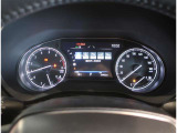 とっても見やすいメーターです。夜間時はラグジュアリーな気分にさせてくれる照明が魅力ですので、夜のドライブも楽しみになりますよ♪