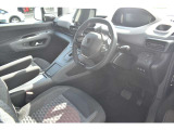 運転中目・首の動きを抑えられる新世代の3D i-Cockpitを採用。