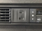 【USBポート】USBポートも装備されています!スマートフォンのオーディオに連携も可能です。今や欠かせない装備の一つです!そして、充電用は急速充電に対応しているtype-Cとなっています♪