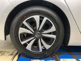 デザイン性にも優れた純正15インチアルミホイールです。