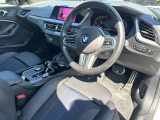 運転席は走りのBMWを思い出させてくれます