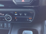 運転席/助手席シートヒーターで寒い日もすぐに温かくなり快適に過ごせます。2段階の温度調整が可能です。