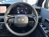 水平2スポークステアリングは、日産EVの共通デザインです。