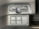 ハンドルの左下にETCとHondaセンシング用の、VSA(ABS+TCS+横滑り抑制)解除スイッチなどがついています。高速道路の料金所の通過も楽々です。 カードの取り出しもしやすい場所についています。