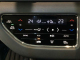 オートエアコンは左右席で独立温度コントロールが可能です。運転席はキンキンに冷やして助手席はマイルドにと言った設定が可能です☆暑さ寒さでケンカすることもなくなりますね♪