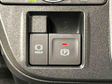 指先だけで簡単に操作が可能な電動パーキングブレーキを採用。「HOLD」スイッチを押すと、渋滞や信号待ちなどでブレーキペダルから足を離しても、ブレーキを保持するので安心です
