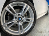 ●純正18インチアルミホイール:輸入車ならではの卓越した走りを支えるホイールと足回りです!日本車の走りに慣れている方にもぜひ体感して頂きたいほど、高いレベルでまとまっています!