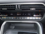 運転席と助手席で設定温度が変えられるデュアルオートエアコン。また運転席&助手席シートヒータとステアリングヒーターも装備。
