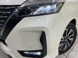 【LEDヘッドライト】悪天候や夜間走行時も良好な視界を確保し安心して運転できる高輝度LEDヘッドライトを装備!点灯速度が早く、消費電力も抑えられています。