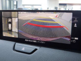 360度ビューカメラを搭載。4方の小型カメラの映像を処理し、車両真上からの映像に変換しています。