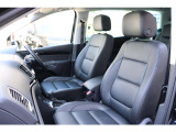 (運転席助手席)安全装備をオプションで追加するのは日本的発想。フォルクスワーゲン車はサイドエアバッグを全車標準で装備しております。