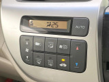 【オートエアコン】一度お好みの温度に設定すれば、車内の温度を検知し風量や温度を自動で調整。暑い…寒い…と何度もスイッチ操作をする必要はありません。快適な車内空間には必須の機能ですね♪