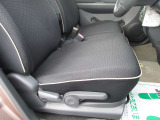 運転席のシートはヘタリ無くキレイです。