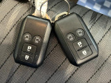 スマートキー2本付き 後席スライドドアはスマートキーの遠隔操作でドアの開閉が可能です。