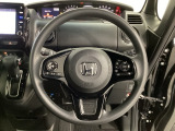 ハンドルにHondaセンシング系のクルーズコントロールやレーンキープアシストなどのスイッチと、オーディオの操作スイッチが装備されています。ハンドルから手を離さず安全に操作できます。