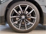 【BMWアロイホイル】軽量かつ強度に拘ったアロイホイル。走行性能ポテンシャルを引き出す設計。車の足元を引き締めてくれる大きなポイントはアロイホイルです。