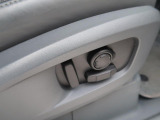 パワーシート『電動パワーシートですので運転中のシート調節も安全に行えます。微調整も可能ですのであなただけのドライビングポジションを実現します。』