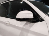 【BMWミラー】視認性の高いスタイリッシュなミラー。自動防眩機能も付いており夜間のドライビングをサポートします。