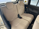 後部座席も気になるようなキズ・汚れやへたり等、大きなダメージはなく、良好な状態です。