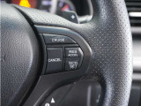 【クルーズコントロール】ステアリングの右側には高速道路で威力を発揮するオートクルーズの操作スイッチががついています。手元で操作ができるので、安全に運転できます!