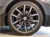 【BMWアロイホイル】軽量かつ強度に拘ったアロイホイル。走行性能ポテンシャルを引き出す設計。車の足元を引き締めてくれる大きなポイントはアロイホイルです。