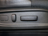 パワーシート装備車です。電動でシートが動きます、高級感がありとても便利な機能です!