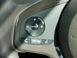運転中のオーディオ操作に便利なステアリング付です。