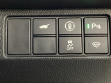Hondaセンシング用の、VSA(ABS+TCS+横滑り抑制)解除のメインスイッチなどはハンドルの右側に装備しています。ボタン操作でトランクが開けられる電動テールゲートのボタンもついています。